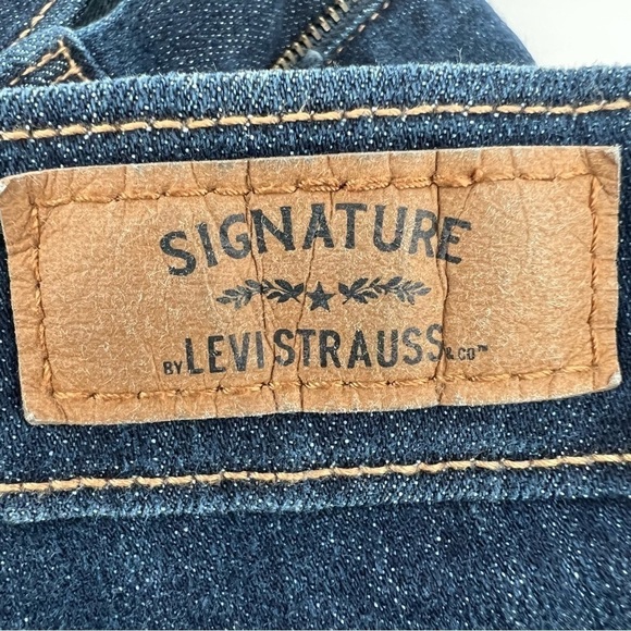Signature By Levi Strauss High Rise Cut Off Jean Shorts Size 26 Women’s - Picture 4 of 5